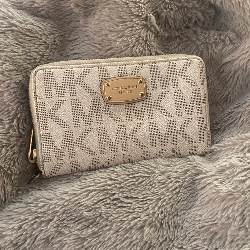 White Michael Kors Wallet